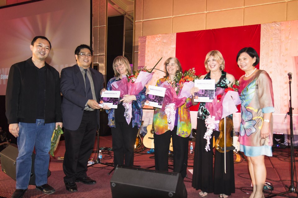 Grammy award-winning U.S. folk musos presented with the SabahSongs&nbsp;book!