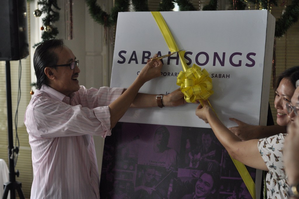 Minister cuts the ribbon